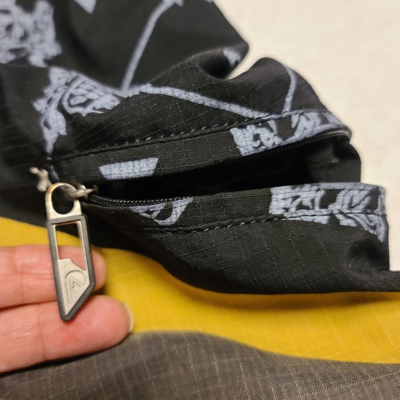 QUIKSILVER BOARD SHORTS LIKE NEW - Picture 4 of 8